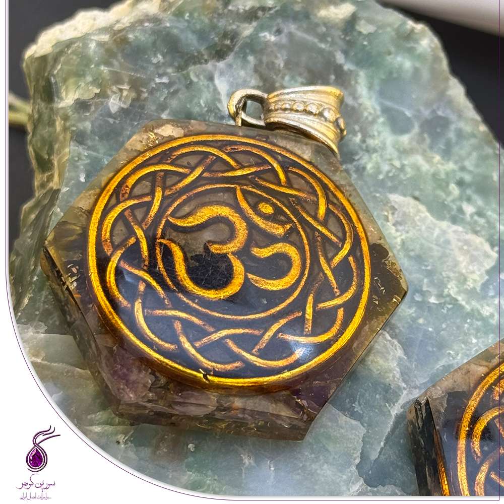 آویز سنگ ام